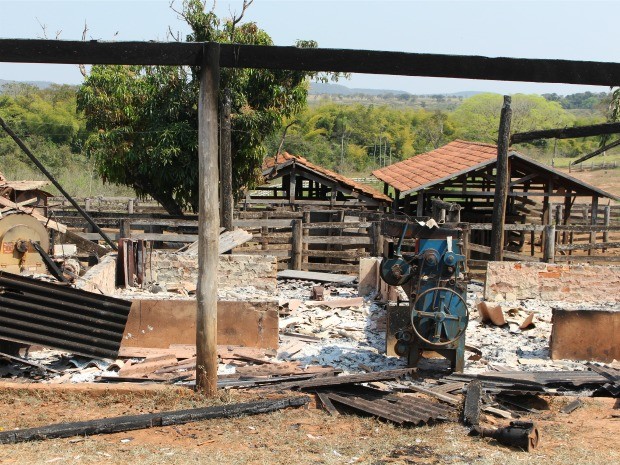 Sede da fazenda ficou destruída pelo fogo em Sidrolândia, MS (Foto: Nadyenka Castro/G1 MS)