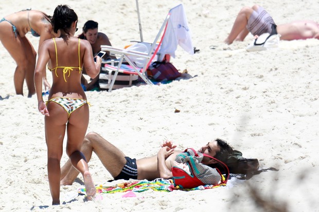 Yanna Lavigne em praia do Rio com amigo (Foto: Agnews)