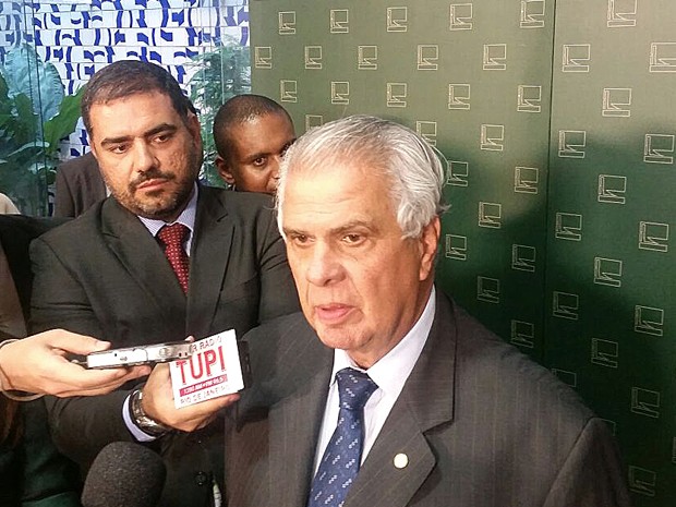 Presidente do Conselho de Ética, José Carlos Araújo, em entrevista coletiva (Foto: Fernanda Calgaro/G1)