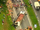 Caminhão tomba na Dutra, altura de Queimados, Baixada Fluminense