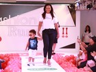 Filho de Solange Couto posa cheio de estilo em evento de moda