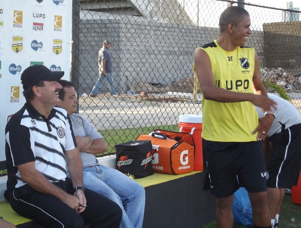 Leandro Campos, técnico do ASA, e Elionar Bombinha, atacante do ABC (Foto: Tiago Menezes)