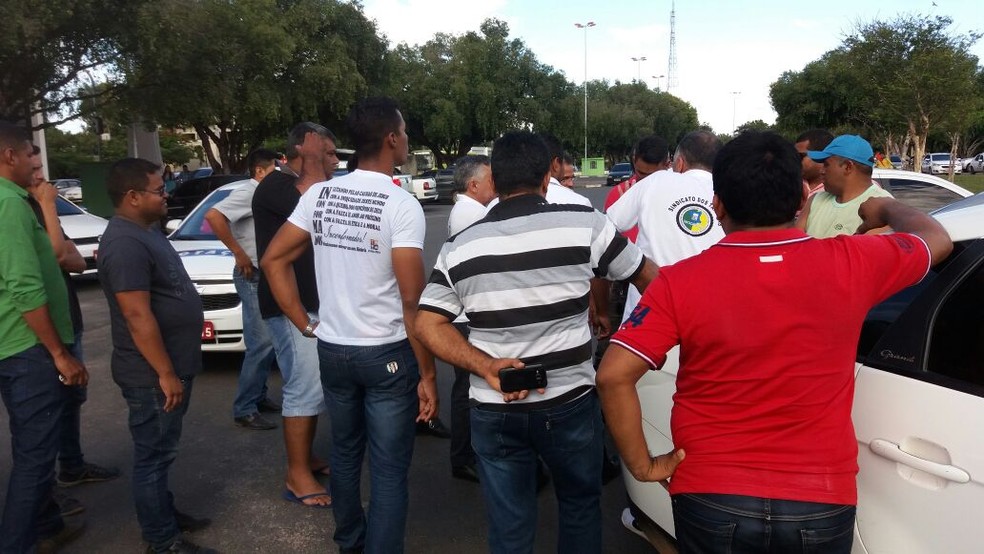 Presidente da categoria conversa com os taxistas na praça do Centro Cívico (Foto: Valéria Oliveira/G1 RR)