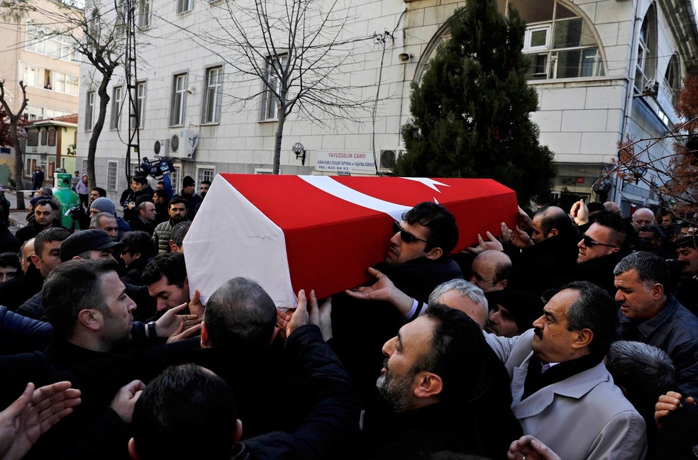 Parentes carregam caixão de Fatih Cakmak, segurança que foi morto no ataque à boate Reina, em Istambul (Foto: Umit Bektas/Reuters)