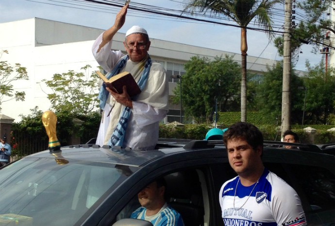 Torcedor da Argentina vestido de Papa em frente ao hotel da seleção (Foto: Roberta Salinet / RBS TV)