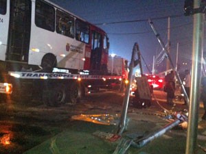 Ônibus é retirado de via na Zona Leste de SP (Foto: Roney Domingos/G1)