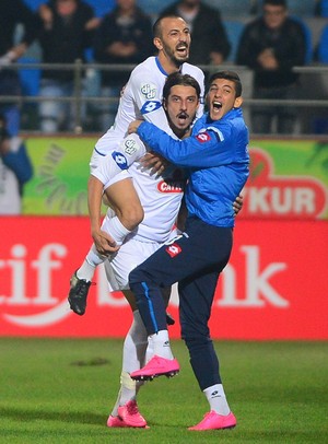 Jogadores do Caykur Rizespor comemoram gol (Foto: Hakan Burak Altunoz/Anadolu Agency/Getty Images)