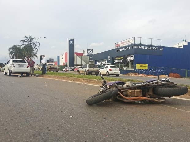 G Motociclista Atinge Para Brisa De Carro E Quebra Ossos No Df