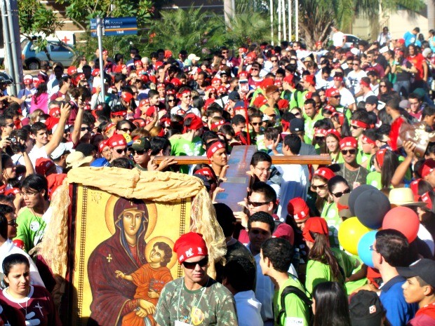 Caminhada de jovens com cruz peregrina e ícone de Nossa Senhora em Campo Grande MS (Foto: Fernando da Mata/G1 MS)