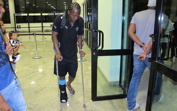 Andrezinho deixa o Engenhão de muletas, Botafogo (Foto: Richard Souza / Globoesporte.com)