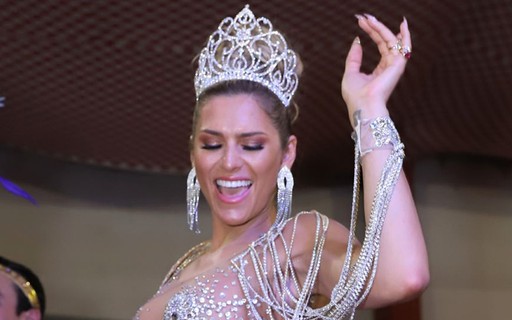 L Via Andrade Coroada Rainha Do Glam Gay Quem Carnaval