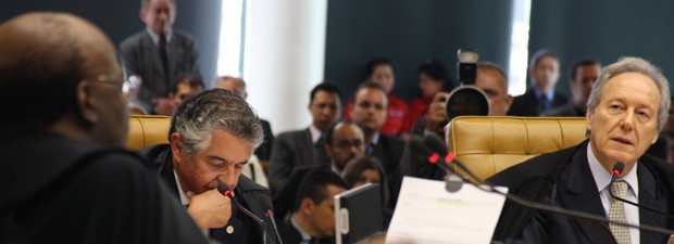 Ministros Joaquim Barbosa, Marco Aurélio Mello e Ricardo Lewandowski durante discussão sobre embargos infringentes no mensalão (Foto: Gervásio Baptista/SCO/STF)