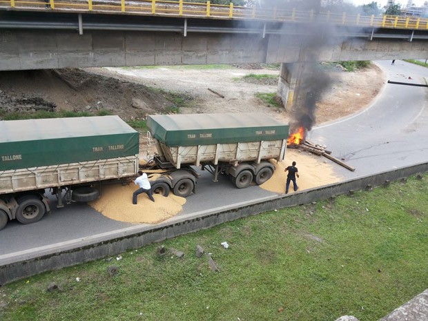 Caminhão é impedido de passar em trecho da rodovia Cônego Domênico Rangôni durante protestos em Cubatão (Foto: Nivaldo Tomazini/ TV Tribuna)