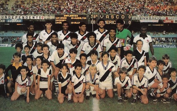 Fernando Matos (quinto da esquerda para a direita) foi bicampeão carioca pelo Vasco entre 1987 e 1988 (Foto: Arquivo Pessoal)