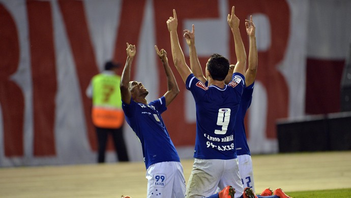 Jogadores do Cruzeiro comemoram gol marcado por Marquinhos (Foto: Ignácio Roncoroni/EFE)