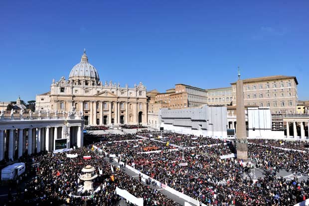 Fiéis reúnem-se na Praça de São Pedro para ouvir e ver o Papa Bento XVI em sua última audiência pública nesta quarta-feira (27) (Foto: AFP)