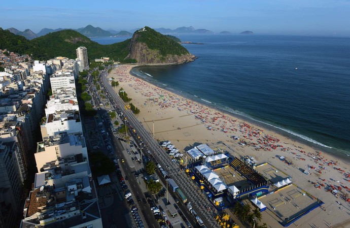 Arena montada em Copacabana recebe jogos até o domingo (Foto: Divulgação/CBV)