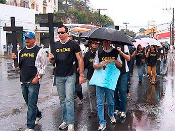Policiais Rodoviários Federais fazem passeata até a Igreja do Bonfim (Foto: Imagem/ TV Bahia)