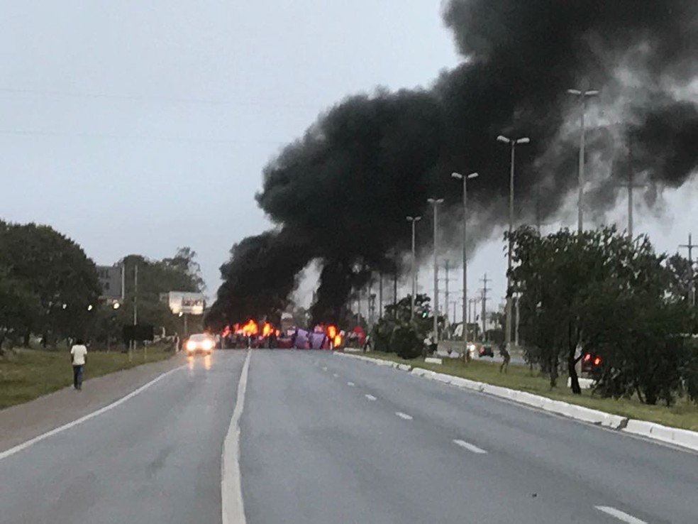 Bloqueio realizado por manifestantes na EPNB (Foto: Bombeiros/Divulgação)