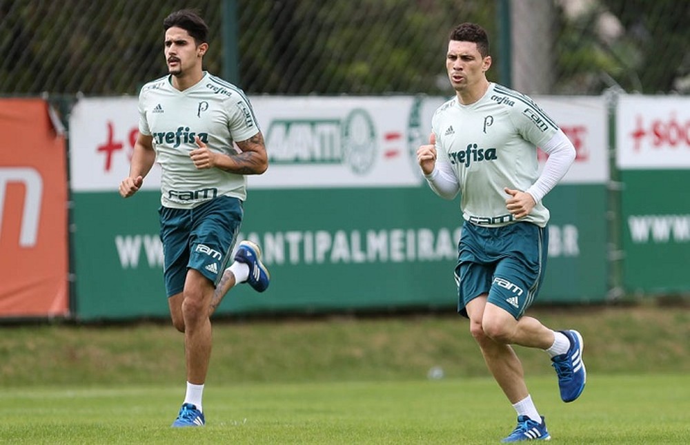 Em atividade fechada, reservas e sub-20 trabalham com bola no Palmeiras