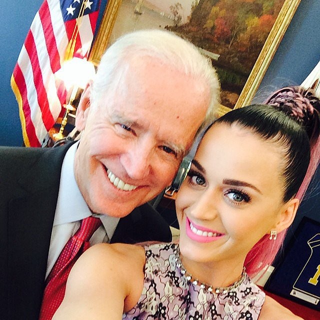 No mesmo mês, Katy Perry fez também uma "selfie" com ninguém menos que o vice-presidente dos EUA, Joe Biden. (Foto: Instagram)