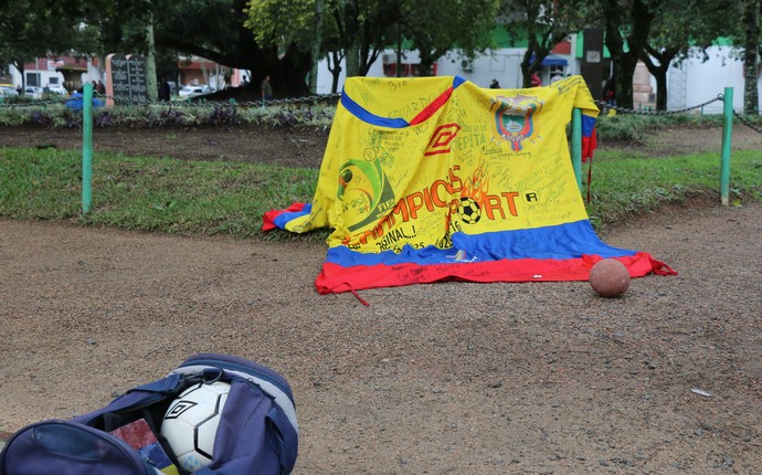 Torcedor do Equador Manuel Ángel Zambrano passou dois meses viajando por terra até chegar a Viamão (Foto: Laion Espíndula / GloboEsporte.com)