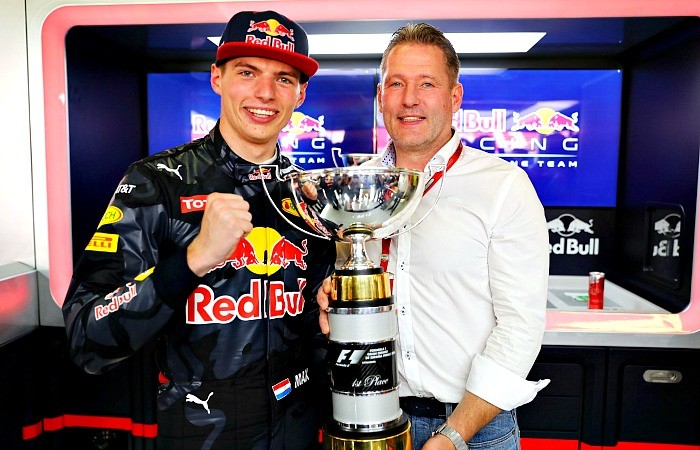 Max Verstappen comemora a vitória com o pai Jos