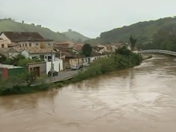 Cheia do rio São Luiz do Paraitinga deixa 30 famílias desabrigadas (Foto: Reprodução/TV Vanguarda)