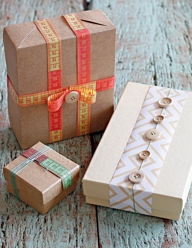 Caixas revestidas com botões e fitas métricas Armarinhos