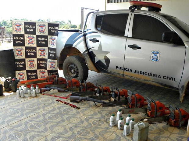 Operação resultou na apreensão de armas, cartuchos e motosserras (Foto: Divulgação/polícia Civil de MT)