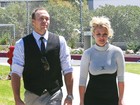 Britney Spears escolhe roupa ousada para ir a igreja com namorado