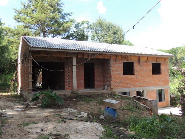 Construção ainda precisa de reboque e instalação de redes elétrica e hidráulica (Foto: Felipe Truda/G1)