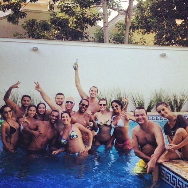 Ego De Ferias Latino Faz Festa Na Piscina Ao Lado De Amigos Noticias De Diversao