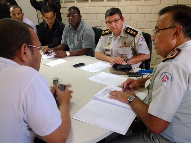 Comando grevista da PM baiana apresenta propostas para o coronel Alfredo Castro (Foto: Henrique Mendes/G1)