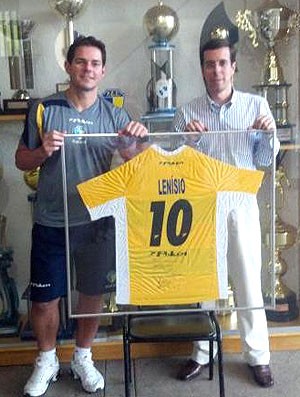 Futsal lenísio camisa 10 petrópolis (Foto: Reprodução / Site Oficial do Petrópolis)