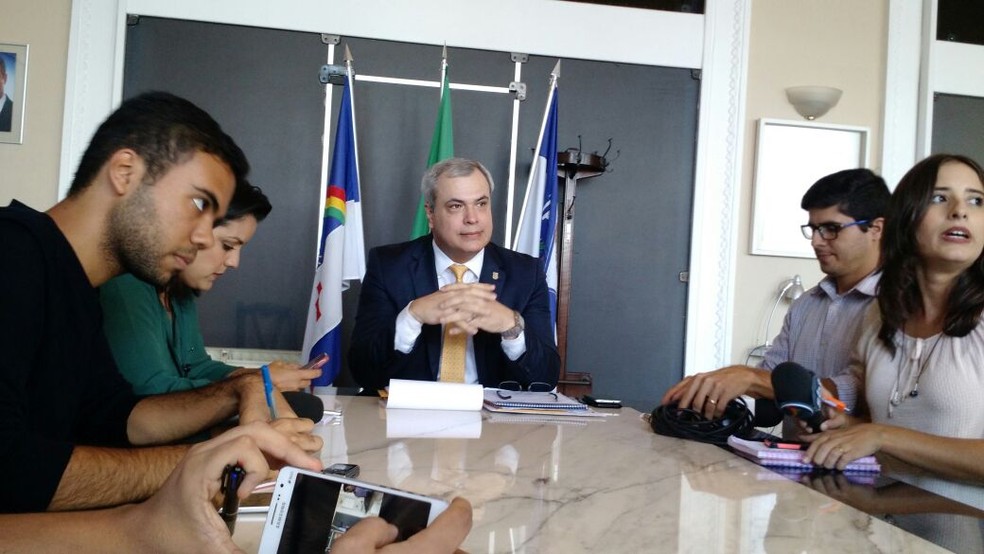 Chefe da Polícia Civil, Antônio Barros, fez anúncio em coletiva nesta sexta-feira (9) (Foto: Pedro Alves)