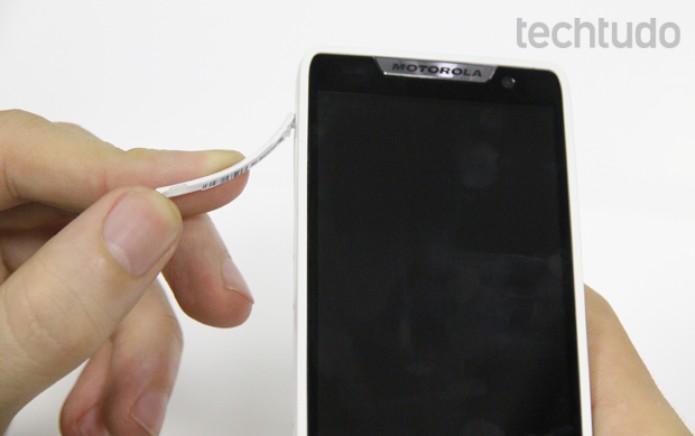 Razr D3 traz tampinhas de plástico que podem se quebrar ou soltar com facilidade (Foto: Elson de Souza/TechTudo) Razr D3 traz tampinhas de plástico que podem se quebrar ou soltar com facilidade (Foto: Elson de Souza/TechTudo)