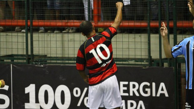 Djalminha comemora gol Flamengo showbol (Foto: Divulgação/Ricardo Cassiano)