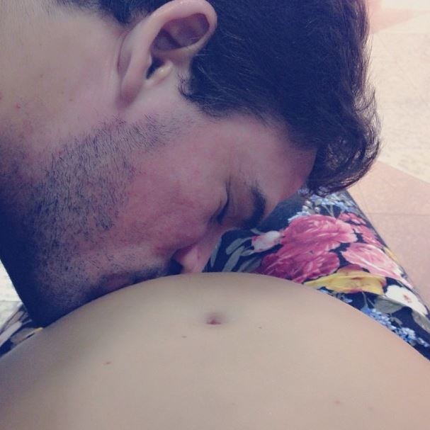 Ex-BBB Rodrigo beija a barriga da mulher (Foto: Instagram/Reprodução)