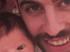 Gerard Piqué posta foto de selfie com o filho recém-nascido Sasha