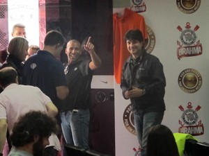 Em adeus ao Corinthians, Sheik invade coletiva de Gil e diz: 'Saio feliz'.