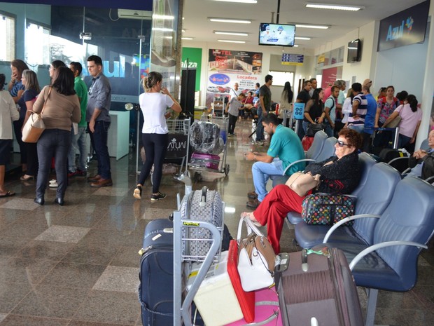 Passageiros da Azul aguardam por voo em Cacoal, após 24 horas (Foto: Rogério Aderbal/ G1) Passageiros da Azul aguardam por voo em Cacoal, após 24 horas (Foto: Rogério Aderbal/ G1)