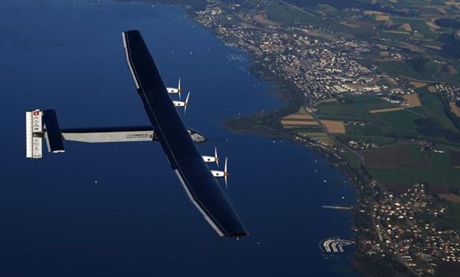Piloto alemão Markus Scherdel conduz avião movido a energia solar sobre lago na Suíça (Foto: Denis Balibouse / Reuters)