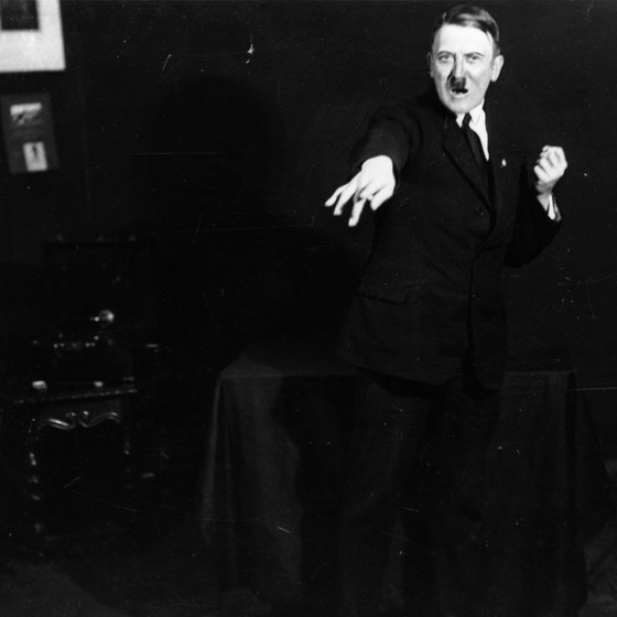 1925:  Adolf Hitler (1889 - 1945), leader of the National Socialist German Workers' Party (NSDAP), strikes a pose for photographer Heinrich Hoffmann whilst listening to a recording of his own speeches. After seeing the photographs, Hitler ordered Hoffmann (Foto: Getty Images)