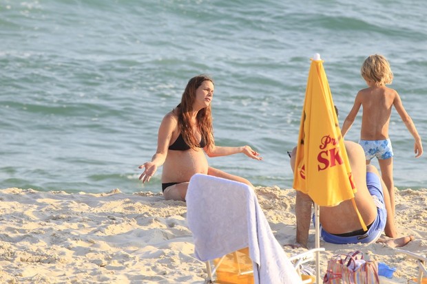 Thiago Lacerda com a família na praia (Foto: Delson Silva / AgNews)