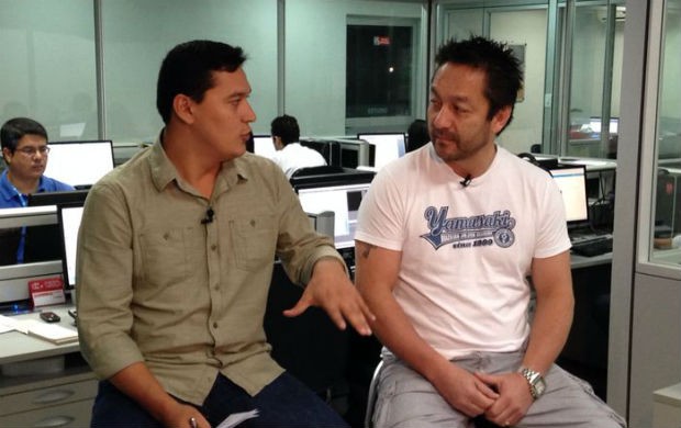 Repórter Salgado Neto entrevistando o árbitro do UFC Mário Yamasaki (Foto: Celso Kato/TV Amapá)