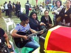 Pai e filha cantam para famílias das vítimas (Márcio Luiz/G1)