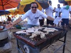 Grupo oferece churrasco de tubarão (Gabriela Alcântara / G1)