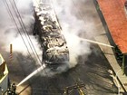 Ônibus é queimado
na região de chacina (Reprodução/TV Globo)
