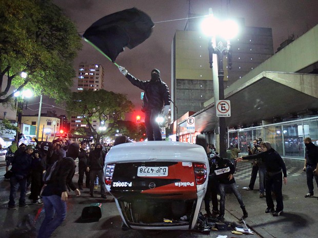 Um grupo virou e depredou uma viatura da PM na Avenida Rio Branco, no centro de São Paulo, nesta segunda-feira, dia de manifestação de estudantes em São Paulo pelos direitos dos professores. (Foto: Daniel Teixeira/Estadão Conteúdo)